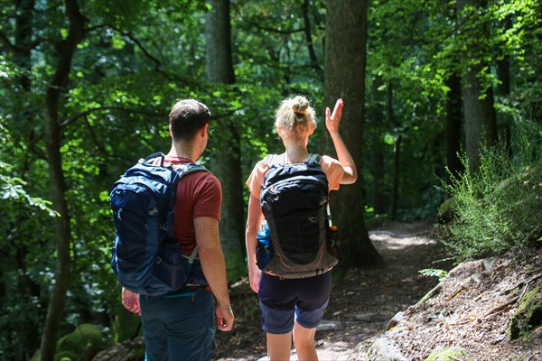 Symbolic image: Young couple hiking in the Palatinate Forest, here on the fifth stage of the Palatinate Wine Trail between Neustadt an der Weinstrasse and St. Martin