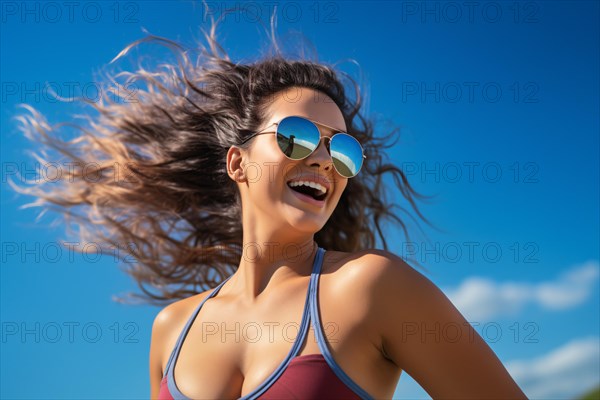 Happy curvy woman with sunglasses and sports bra jogging outside. KI generiert, generiert AI generated