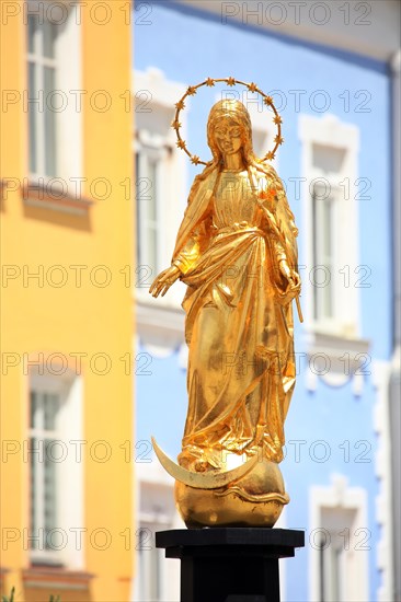 The historic old town centre of Dingolfing with a view of the statue of the Virgin Mary. Dingolfing, Lower Bavaria, Bavaria, Germany, Europe