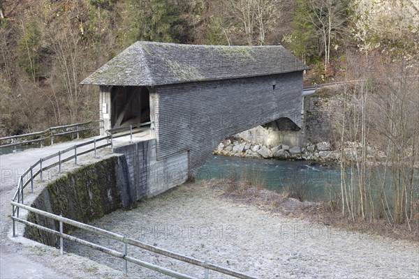 Le Pont qui Branle, covered wooden bridge Pont du Chatelet, Gruyeres, Fribourg, Switzerland, Europe