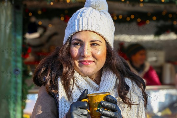 Symbolic image: Cheerful young woman at a German Christmas market