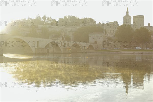 Pont St.-Benetzet and Papast Palace at sunrise, Avignon, Provence, France, Europe