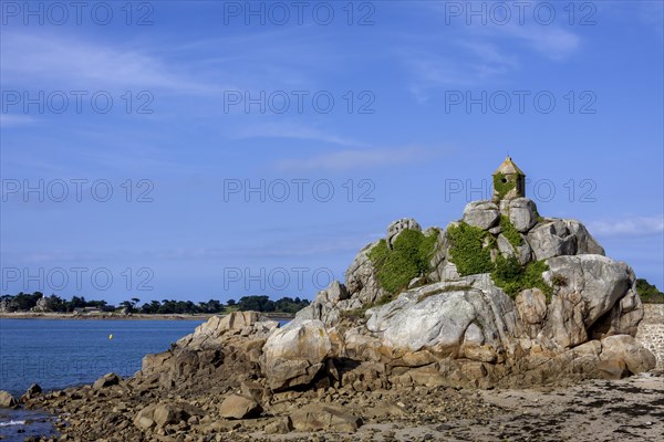 Rocher de la Sentinelle, guardhouse on the rock, Port Blanc, Penvenan, Cotes-d'Armor, Brittany, France, Europe