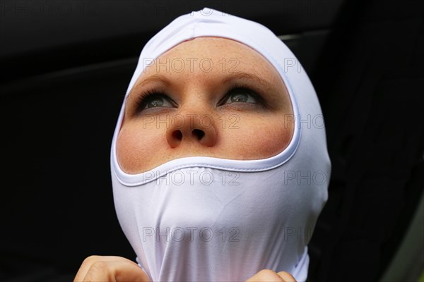 Symbolic image: Racer puts on her balaclava