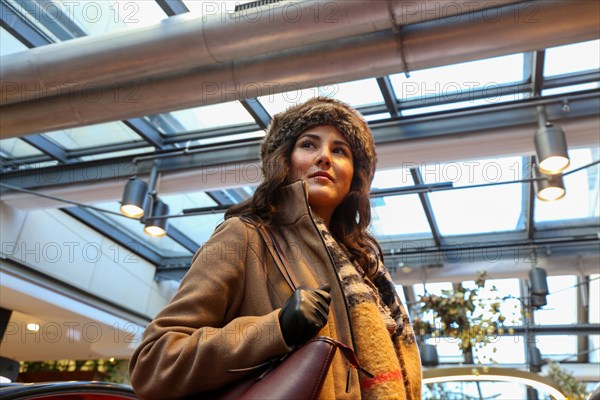 Symbolic image: Elegant young woman enjoys shopping