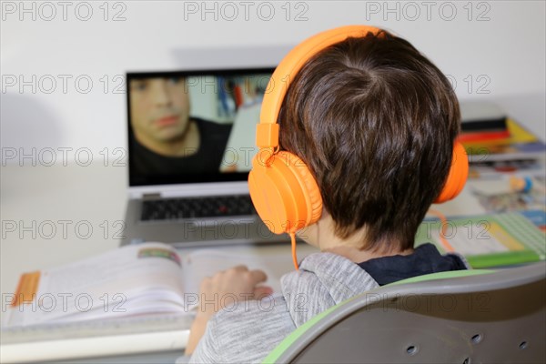 Symbolic image: Primary school pupils doing digital homeschooling