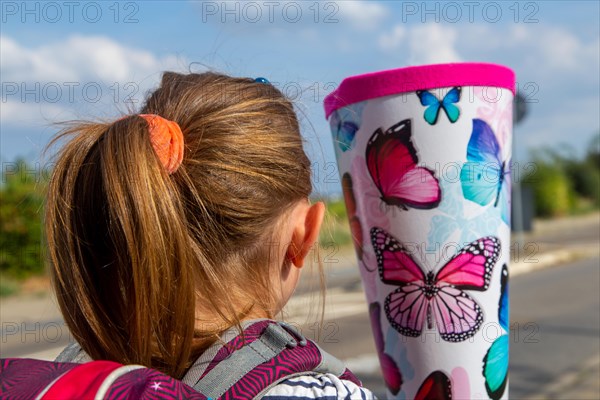 Symbolic image: Girl on the way to her first day at school