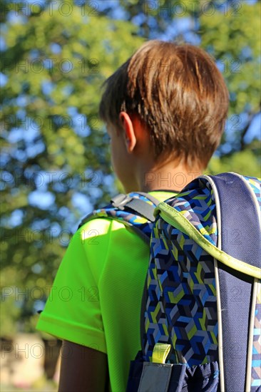 Symbolic image: Primary school pupils on the way to school