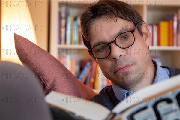 Man reading (symbolic image)