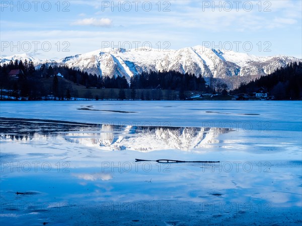 Winter mood, frozen Gleinkersee, behind the Sengsengebirge, reflection, Spital am Pyhrn, Totes Gebirge, Pyhrn-tidal creek region, Pyhrn-Eisenwurzen, Traunviertel, Upper Austria, Austria, Europe