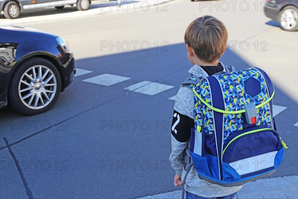 Schoolchild in road traffic, Mutterstadt, Rhineland-Palatinate