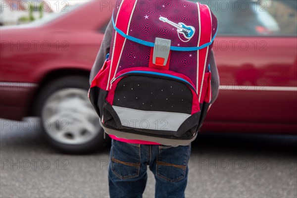 Symbolic image: Schoolchild in road traffic