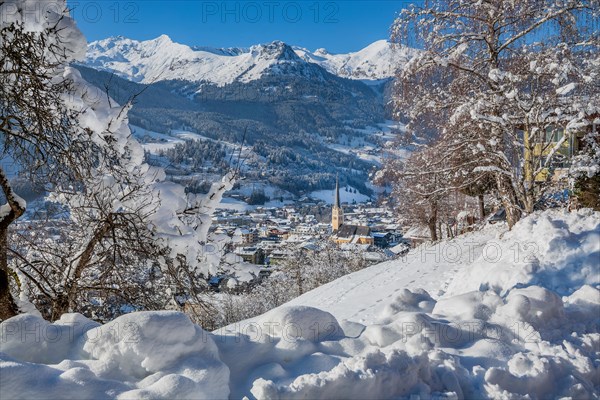 Winter panorama of the village from the Gasteiner Hoehenweg with Goldberg group, Bad Hofgastein, Gastein valley, Hohe Tauern, Salzburg province, Austria, Europe