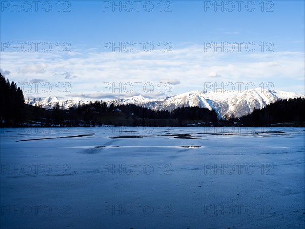 Winter atmosphere, frozen Gleinkersee, behind the Sengsengebirge, Spital am Pyhrn, Totes Gebirge, Pyhrn-tidal creek region, Pyhrn-Eisenwurzen, Traunviertel, Upper Austria, Austria, Europe