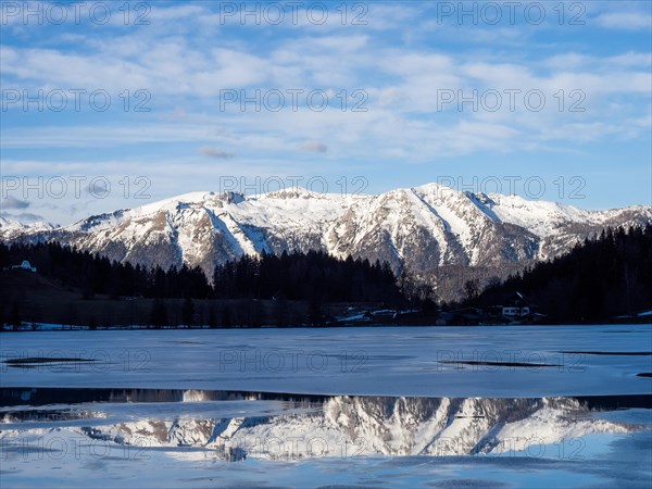 Winter mood, frozen Gleinkersee, behind the Sengsengebirge, reflection, Spital am Pyhrn, Totes Gebirge, Pyhrn-tidal creek region, Pyhrn-Eisenwurzen, Traunviertel, Upper Austria, Austria, Europe