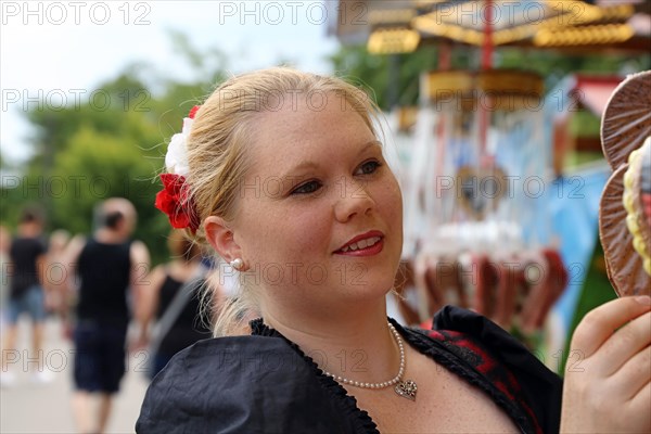 Symbolic image: Woman in traditional traditional costume at a folk festival (Brezelfest Speyer)