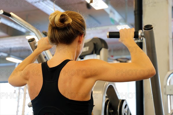 Young woman doing strength training in the gym, (Neuhofen, Rhineland-Palatinate)