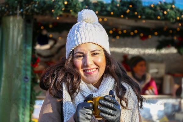 Symbolic image: Cheerful young woman at a German Christmas market