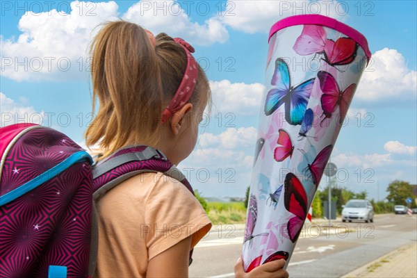 Symbolic image: Girl on the way to her first day at school