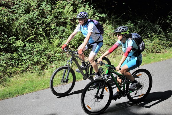 Couple mountain biking in the Palatinate Forest