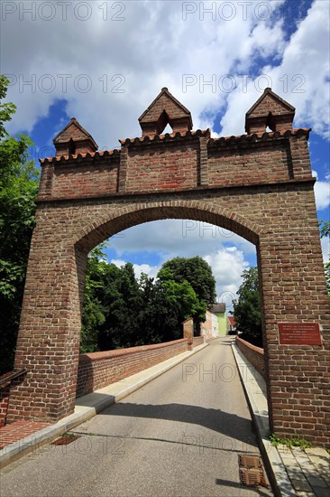 The historic old town centre of Dingolfing with a view of the bridge gate. Dingolfing, Lower Bavaria, Bavaria, Germany, Europe