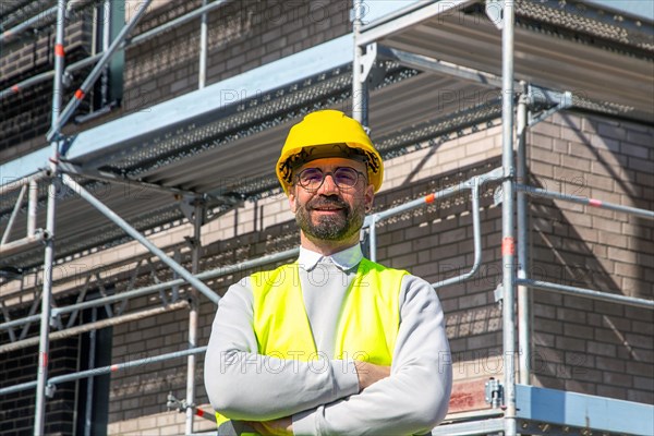 Symbolic image: Architect in front of an apartment block under construction