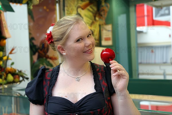 Symbolic image: Woman in traditional traditional costume at a folk festival