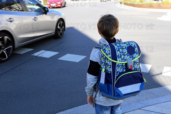 Schoolchild in road traffic, Mutterstadt, Rhineland-Palatinate