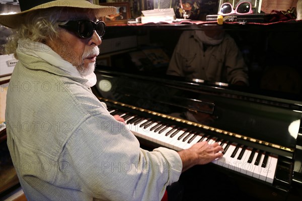 Symbolic image: Man playing the piano