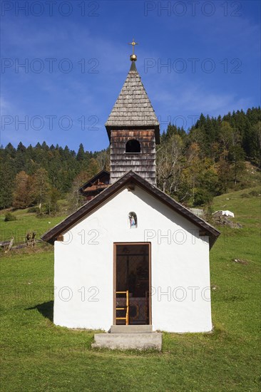 Graseck Alm with huts, chapel and hiking trail, Garmisch-Partenkirchen, Werdenfelser Land, Upper Bavaria, Bavaria, Germany, Europe