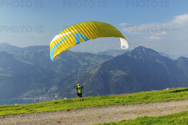Paragliders on the Niederbauen with a view of the Rigi, Lake Lucerne, Canton Uri, Switzerland, Lake Lucerne, Uri, Switzerland, Europe