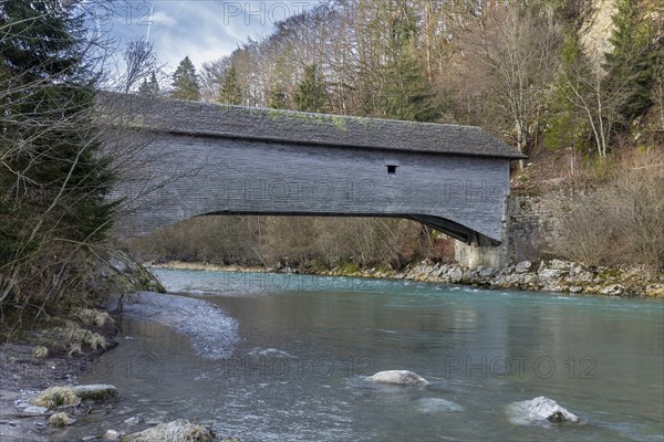 Le Pont qui Branle, covered wooden bridge Pont du Chatelet, Gruyeres, Fribourg, Switzerland, Europe