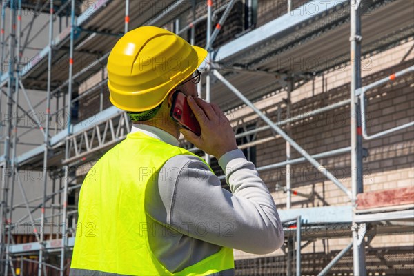 Symbolic image: Architect in front of an apartment block under construction