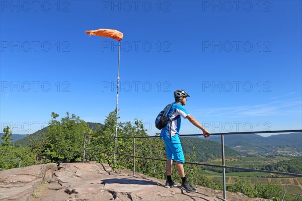 Mountain bikers on the viewing platform of the Neukastel castle ruins above Leinsweiler, Suedliche Weinstrasse district, Rhineland-Palatinate