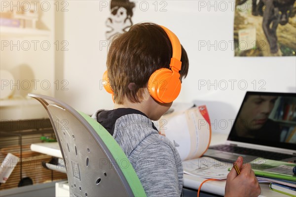 Symbolic image: Primary school pupils doing digital homeschooling