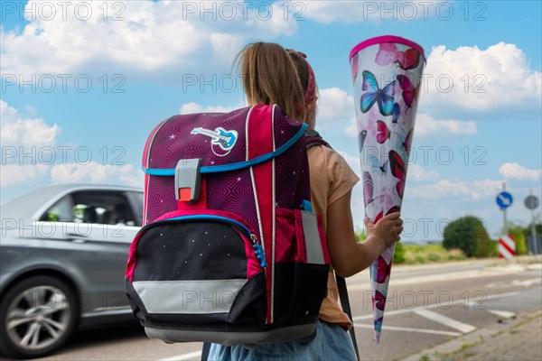 Symbolic image: Girl on the way to her first day at school