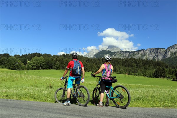 Mountain bikers enjoy the panorama from the Wilder Kaiser