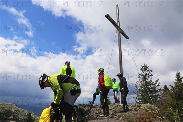 Participants of the Trans Bayerwald from the DAV Summit Club take a break on the summit of the Muehlriegel in the Bavarian Forest