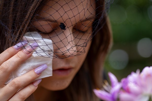 Close-up of a grieving young woman with a mourning veil (symbolic image)