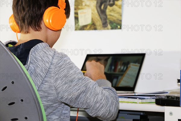 Symbolic image: Primary school pupils doing digital homeschooling