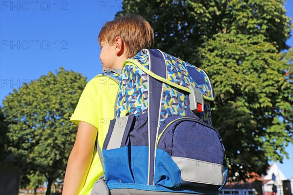 Symbolic image: Primary school pupils on the way to school