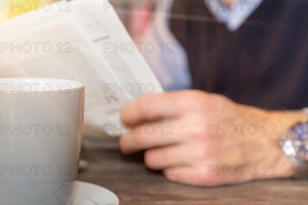 Man reading the newspaper (symbolic image)