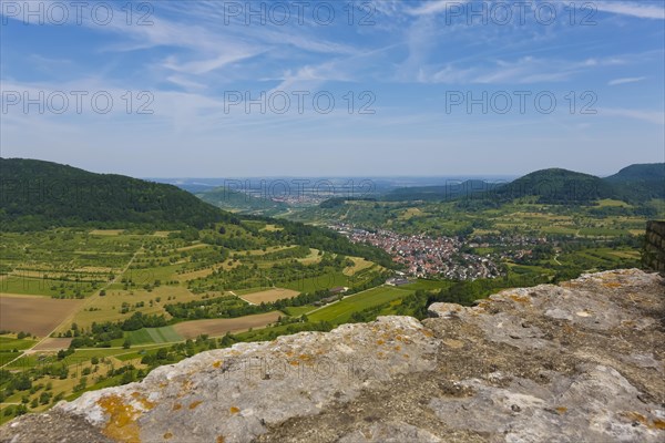 Ruin Reussenstein, ruin of a rock castle above Neidlingen, rock above the Neidlingen valley, ministerial castle of the Teck lordship, wall, view of the Neidlingen valley, view, landscape, nature, mountains, meadows, bushes, trees, Albtrauf, Neidlingen, Swabian Alb, Baden-Wuerttemberg, Germany, Europe