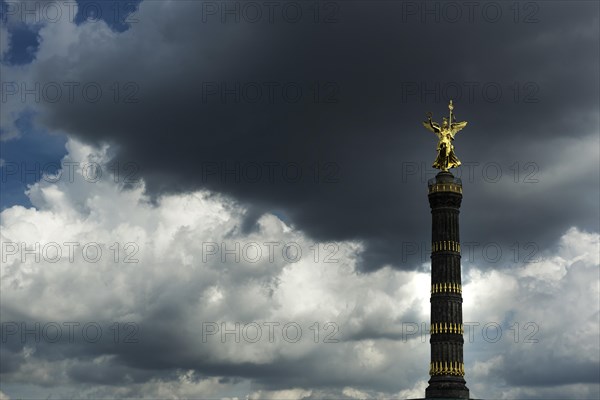 The Victory Column on the Strasse des 17. Juni under a gloomy sky, crisis, weather, bad weather, gloomy, thunderstorm, storm, dark clouds, dramatic, monument, sculpture, golden, gold, sight, attraction, angel, landmark, politics, Berlin, Germany, Europe