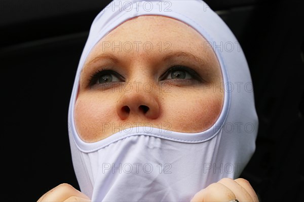 Symbolic image: Racer puts on her balaclava