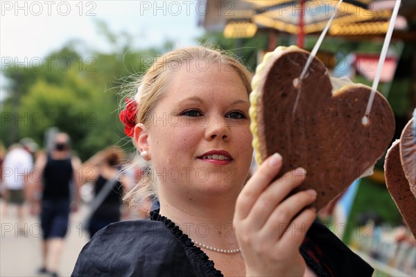 Symbolic image: Woman in traditional traditional costume at a folk festival (Brezelfest Speyer)