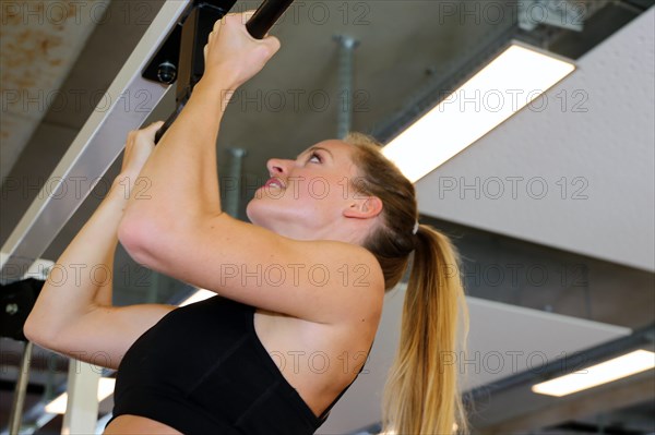 Young woman doing strength training in the gym, (Neuhofen, Rhineland-Palatinate)