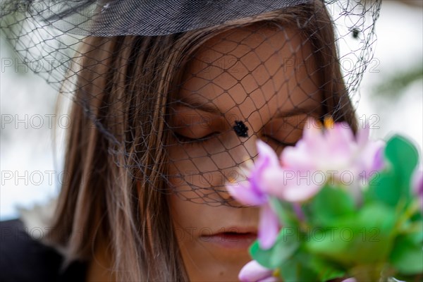 Close-up of a grieving young woman with a mourning veil (symbolic image)