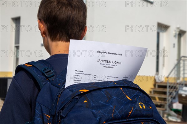 Symbolic image of report cards: Pupils at an integrated comprehensive school on their way home with their annual report cards