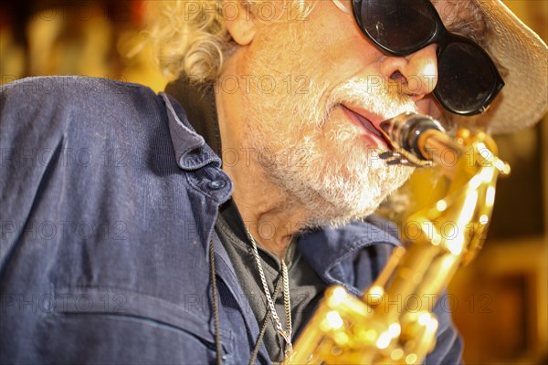 Symbolic image: Jazz musician playing saxophone